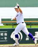 ４回表鹿工１死、本塁打を放ち笑顔でダイヤモンドを回る中村武＝平和リース