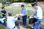 来園者にチラシを配り注意を呼びかける南九州署員＝１９日、南九州市川辺町清水