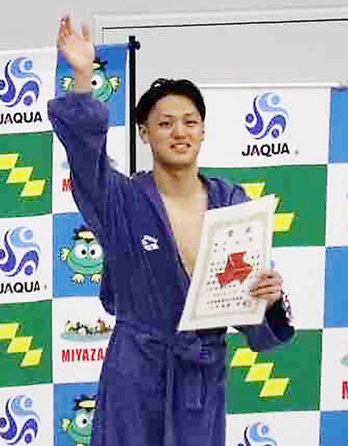男子２００メートル背泳ぎで優勝した有田悠希（鹿情報）＝パーソルアクアパーク宮崎
