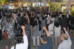 候補者と共に気勢を上げる支持者＝１９日午後７時５９分、鹿児島市