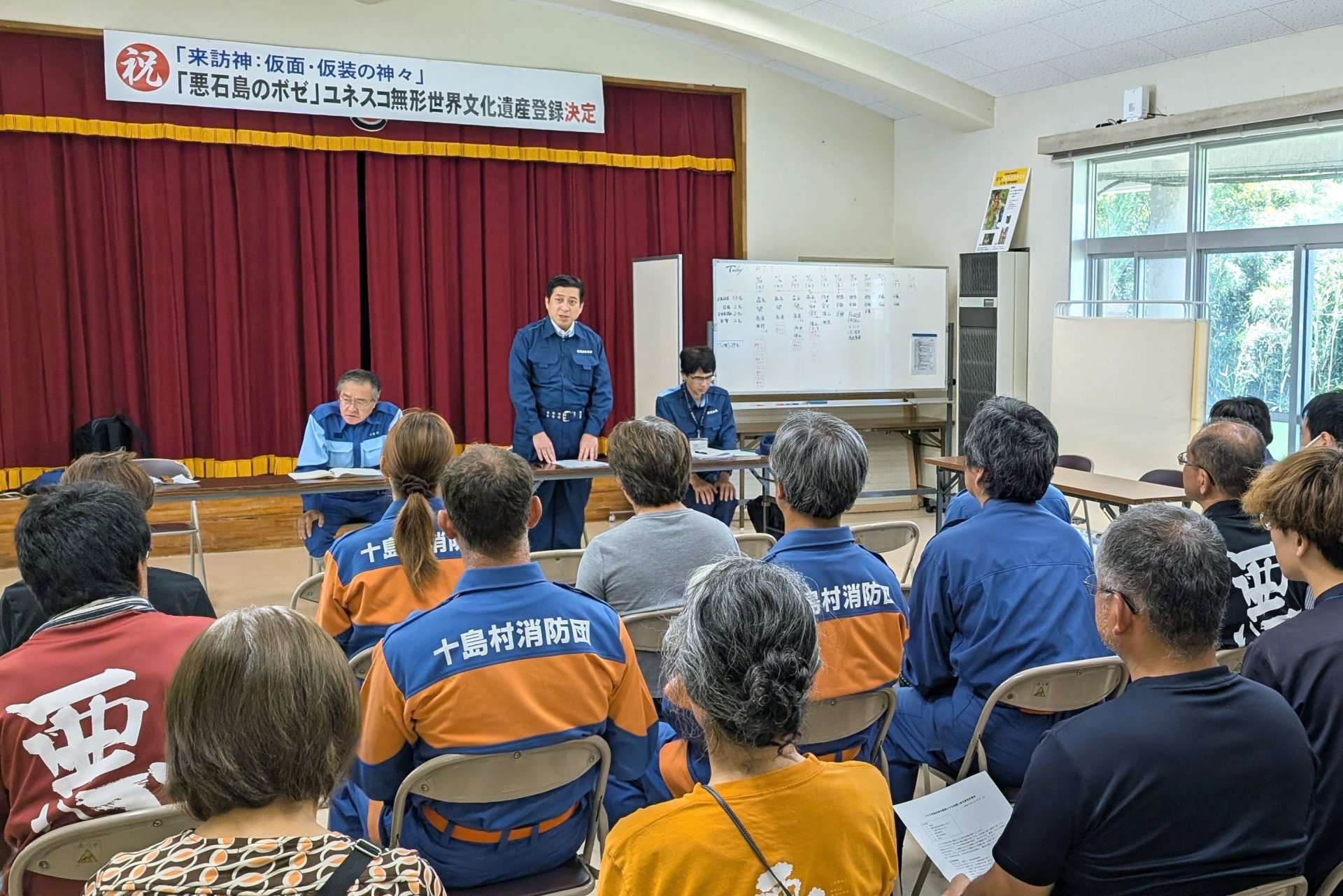 悪石島の住民と意見交換する塩田康一知事＝１９日、十島村悪石島（鹿児島県提供）