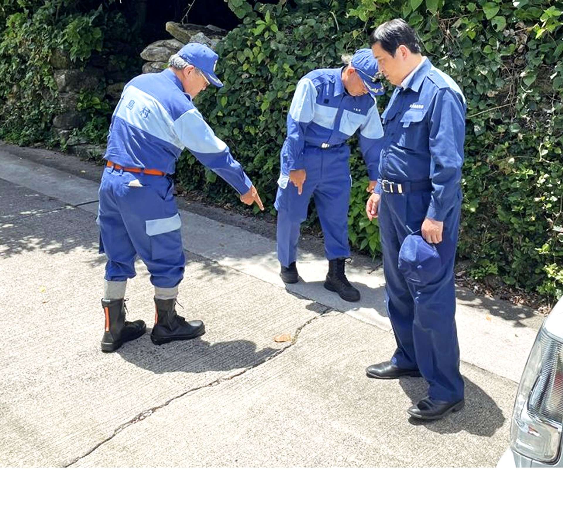〈関連〉地震でひび割れた道路を確認する、塩田康一知事と久保源一郎村長ら＝１９日、小宝島（鹿児島県提供）