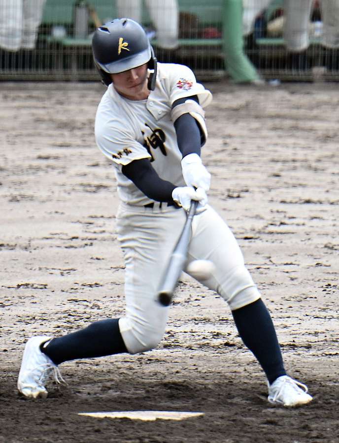 ８回裏神村２死二塁、千原が中越えに適時二塁打を放つ＝鴨池市民