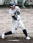 ８回裏神村２死二塁、千原が中越えに適時二塁打を放つ＝鴨池市民