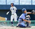 ５回表鹿実２死満塁、末廣の左前打で三走に続き二走中村真が生還＝平和リース