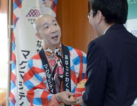 自身の誕生日に鹿児島市ふるさと納税ＰＲ部長に就任したひょうろくさん（左）＝７日、同市役所