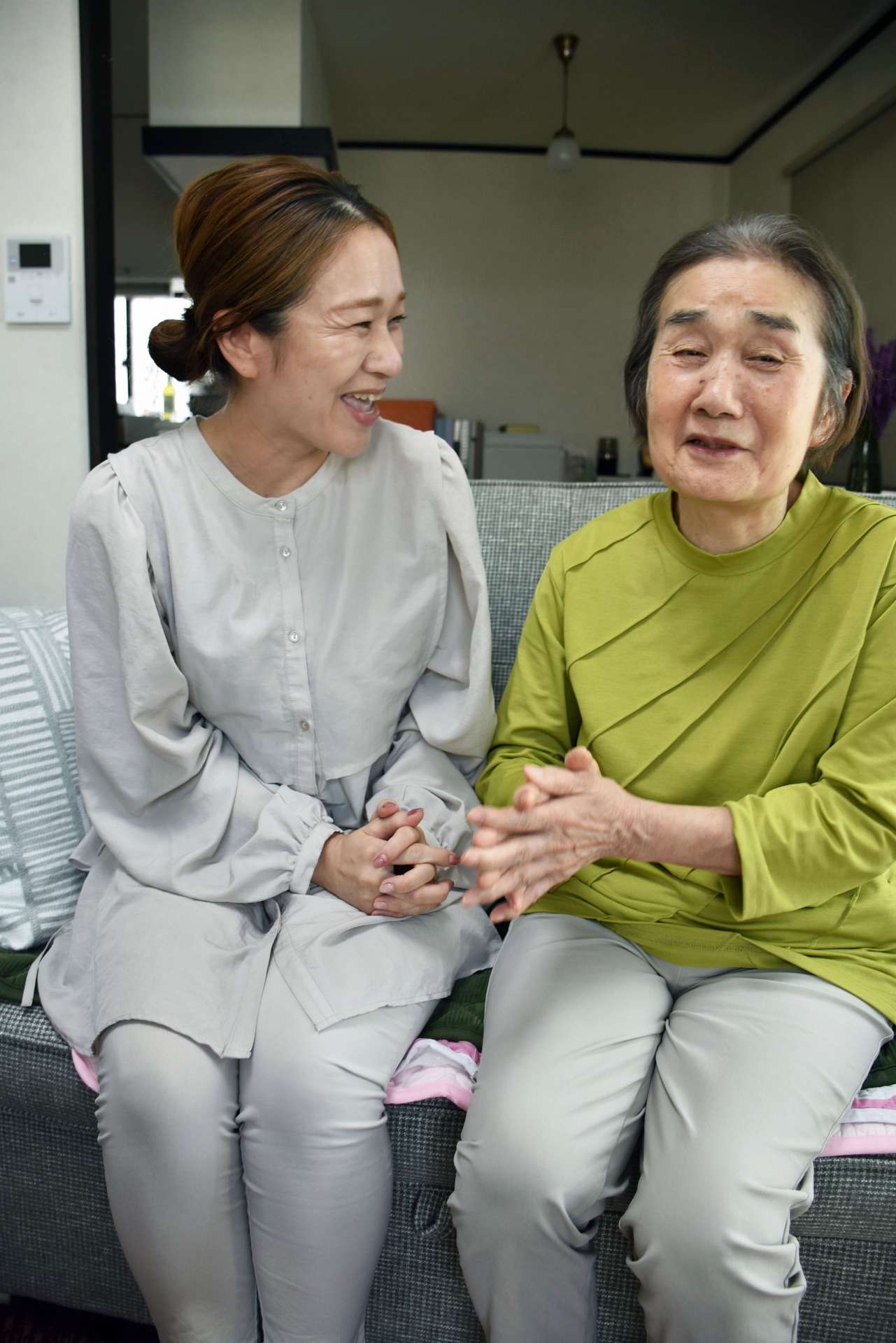 母由美子さんと歌を歌う荒金由紀子さん（左）＝姶良市東餅田