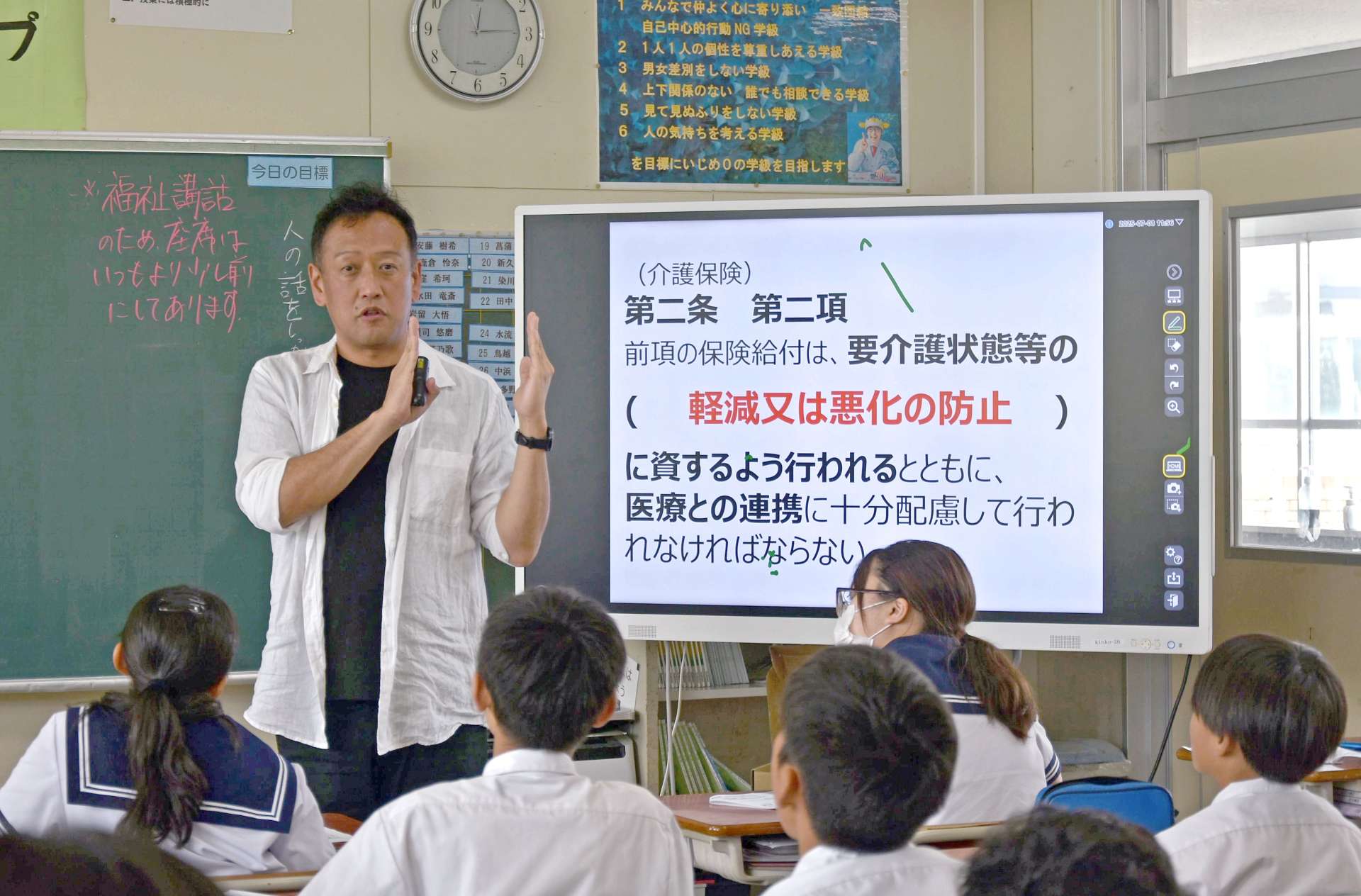 「介護のプロ」として認知症の実例を紹介する加藤忠相さん＝錦江町城元の錦江中学校