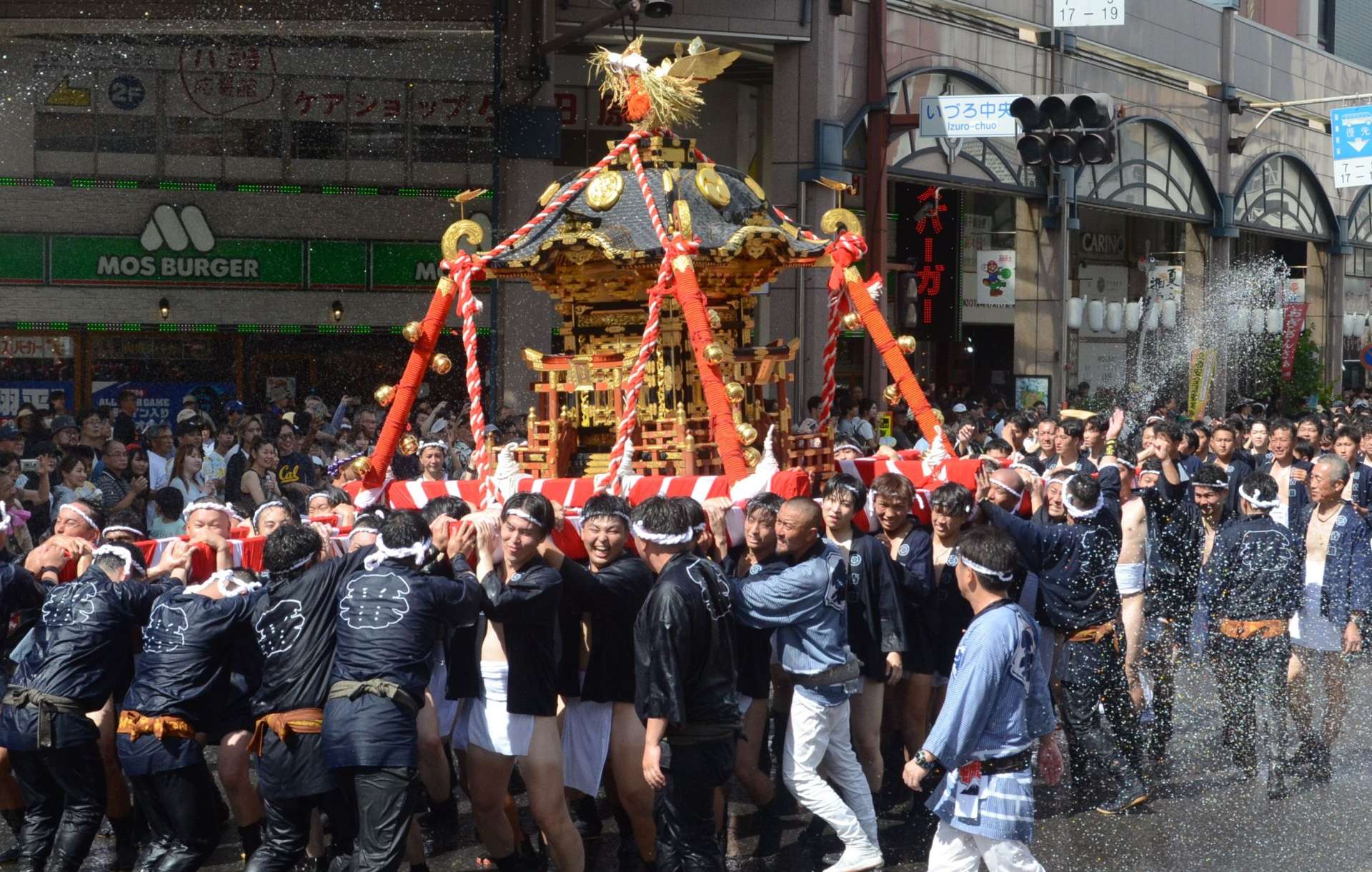 〈別カット〉繁華街を力強い掛け声とともに練り歩くみこし＝２０日午後、鹿児島市中町