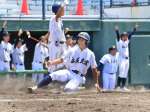 ３回裏鹿屋農２死一、二塁、川枝の中越え二塁打で二走に続き一走長野がホームイン＝平和リース