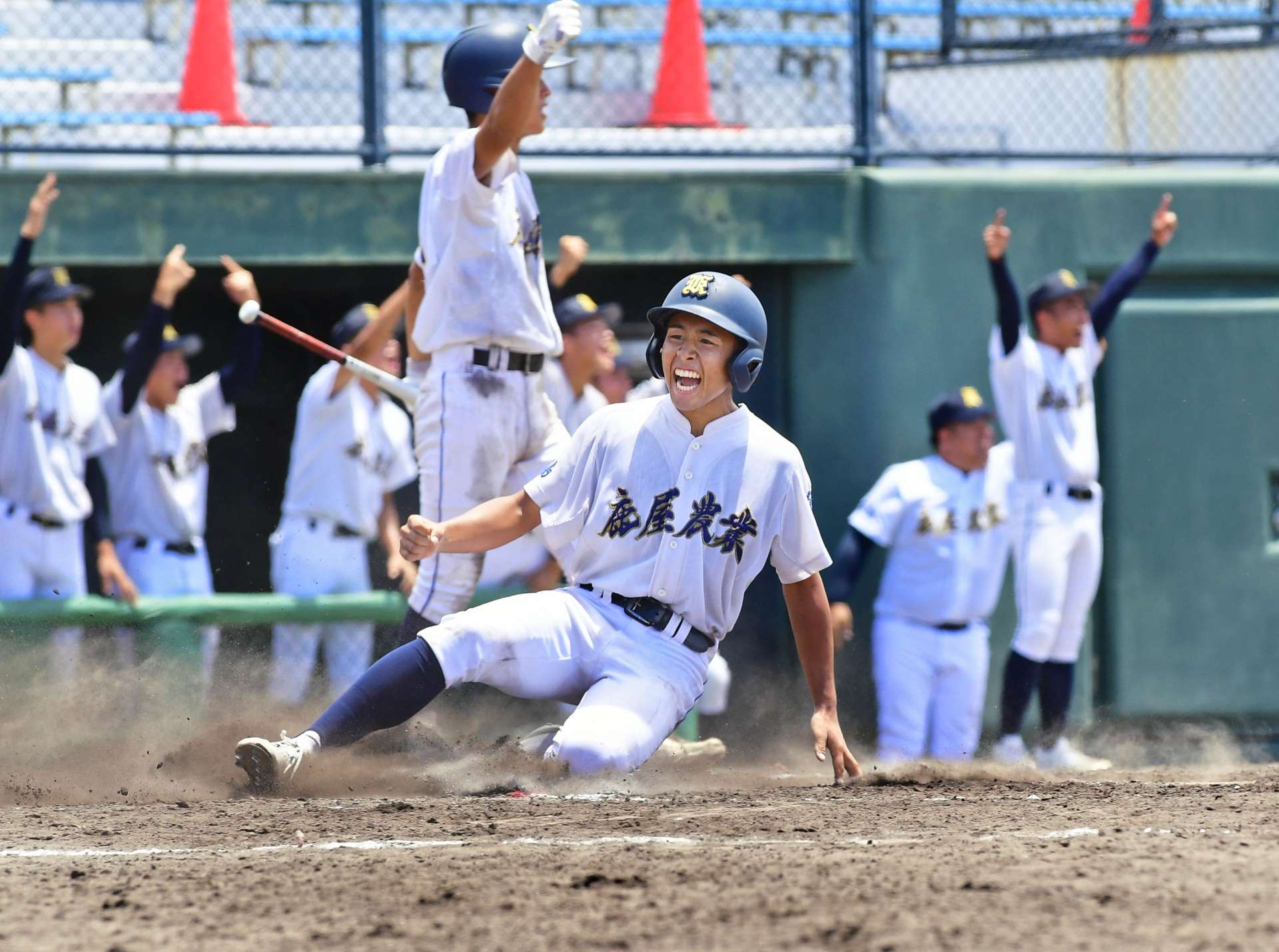 ３回裏鹿屋農２死一、二塁、川枝の中越え二塁打で二走に続き一走長野がホームイン＝平和リース