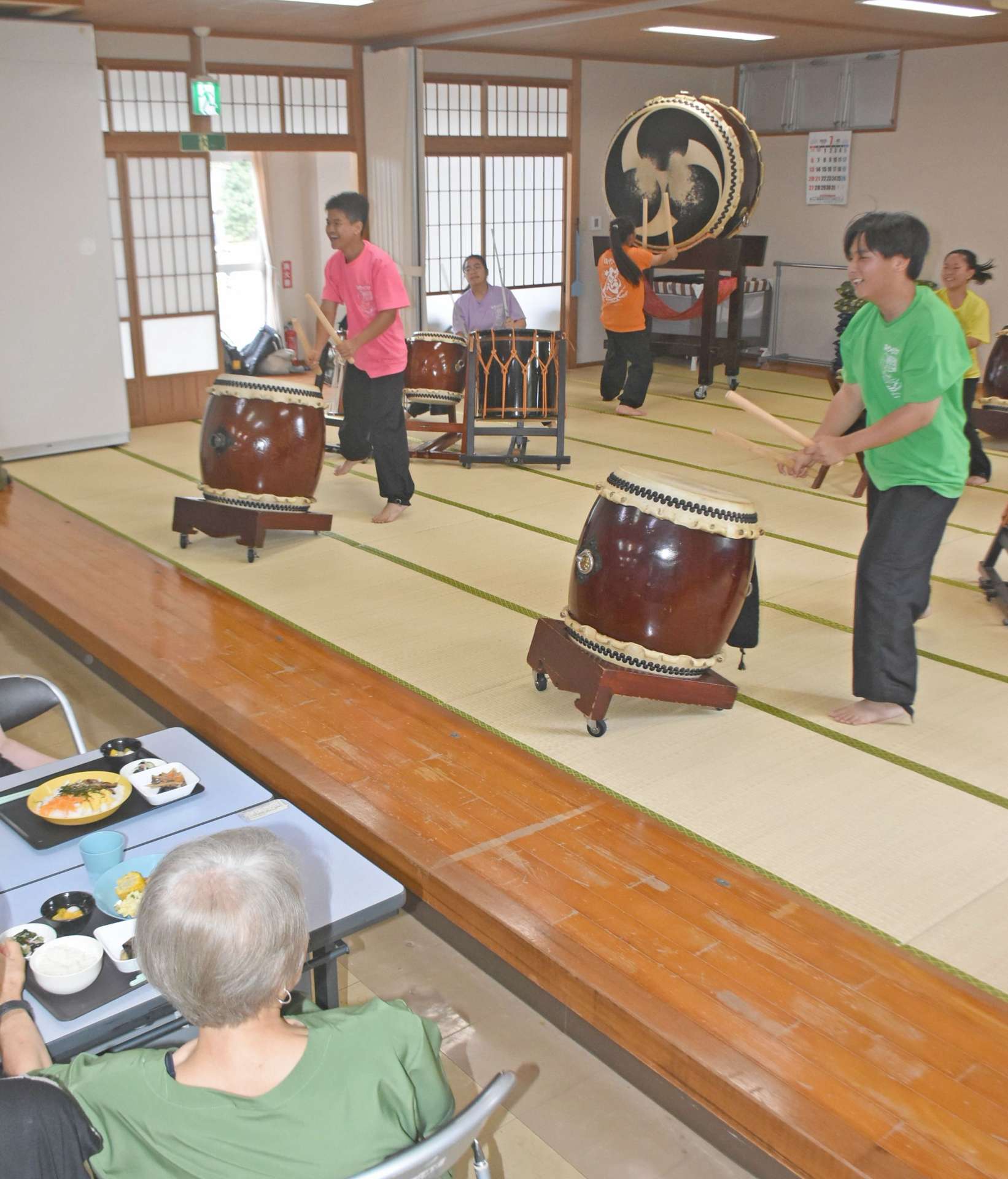 子ども食堂利用者の前で演奏する鹿屋農業高校和太鼓部＝鹿屋市串良町細山田