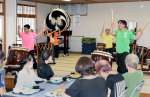 子ども食堂の利用者を前に演奏する鹿屋農業高校和太鼓部＝鹿屋市串良町細山田