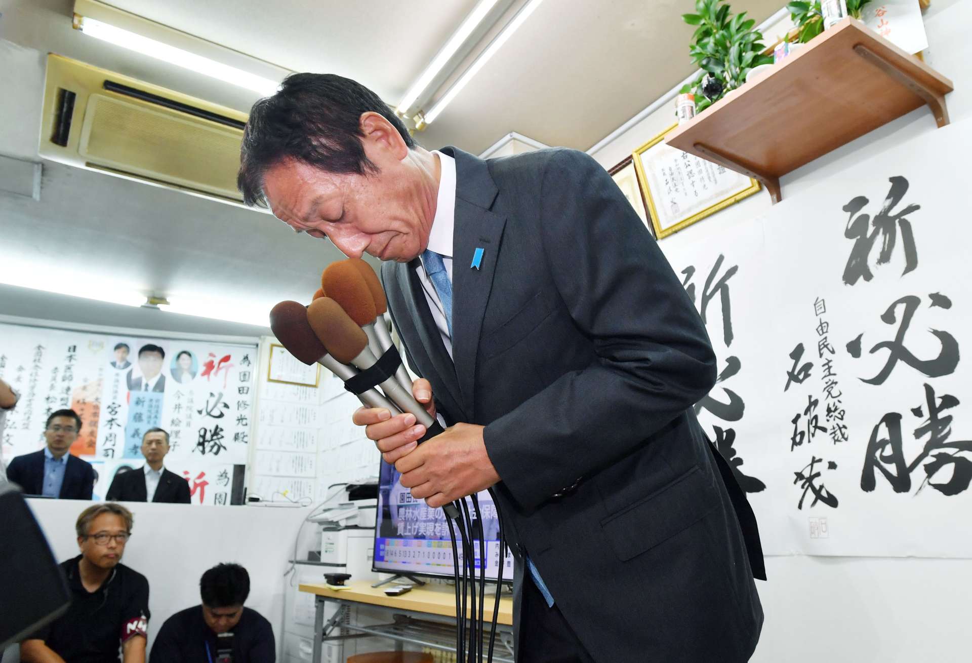 〈森山幹事長のお膝元・鹿児島で自民は議席を逃した〉敗戦の弁を述べ、支持者に頭を下げる園田修光さん＝２０日午後８時１８分、鹿児島市郡元２丁目