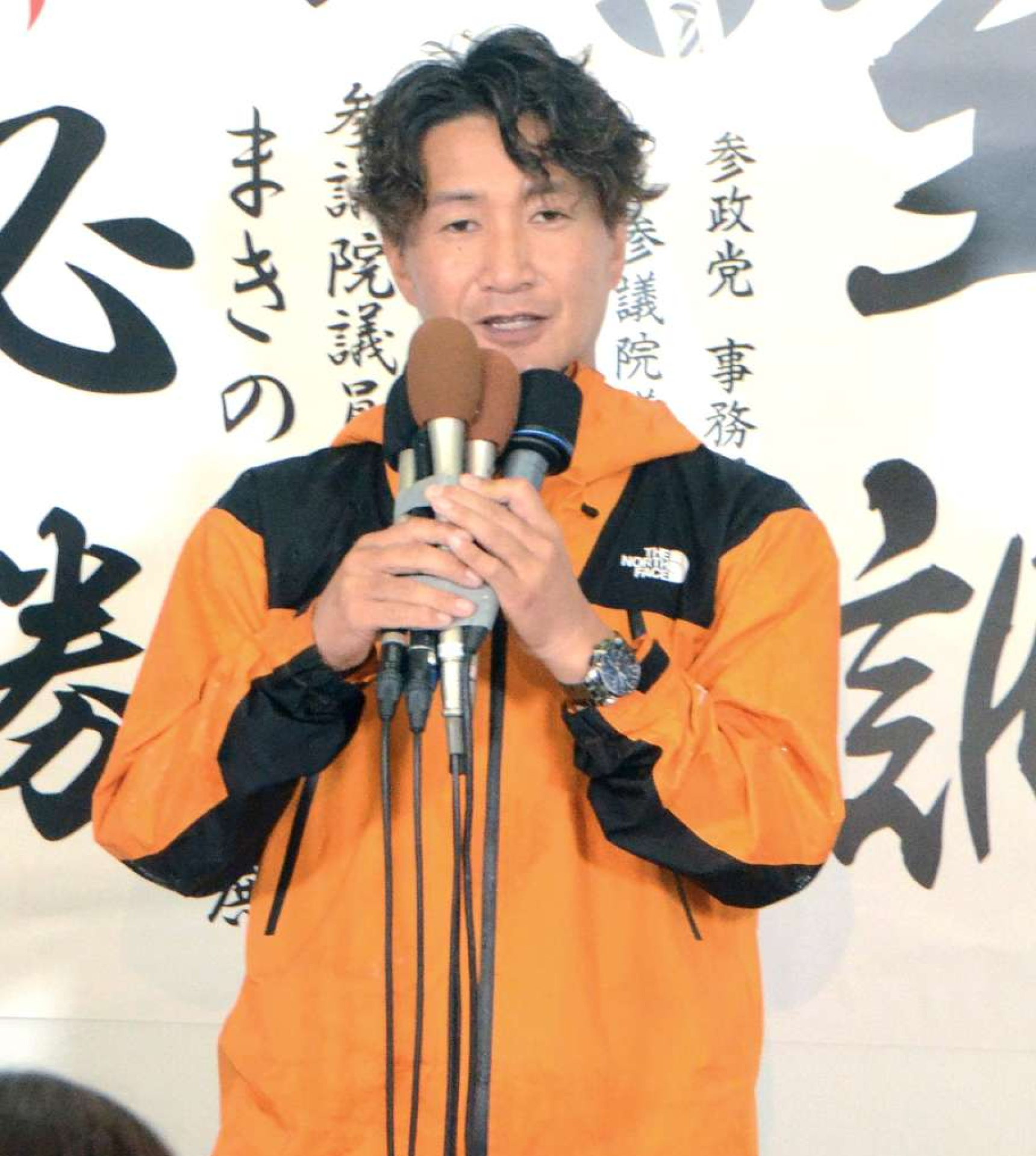 支持者を前に、支援への感謝を述べる牧野俊一さん＝２０日午後８時５０分、鹿児島市山下町