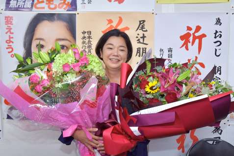 初当選を確実にし笑顔を見せる尾辻朋実さん＝２０日午後８時３１分、鹿児島市加治屋町