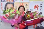 初当選を確実にし笑顔を見せる尾辻朋実さん＝２０日午後８時３１分、鹿児島市加治屋町