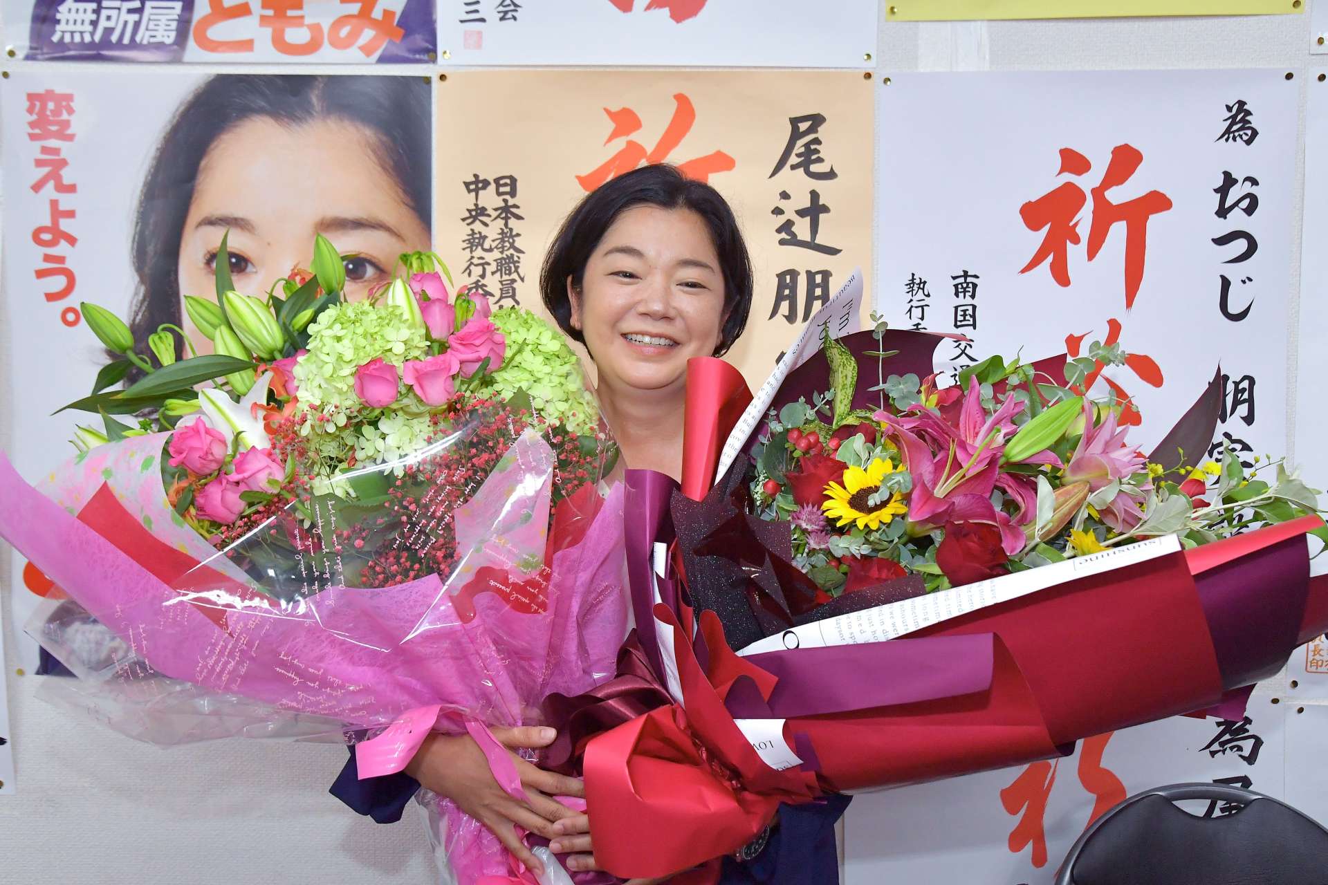 初当選を確実にし笑顔を見せる尾辻朋実さん＝２０日午後８時３１分、鹿児島市加治屋町