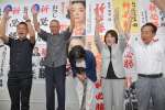 万歳三唱で深々と頭を下げる尾辻朋実さん（中央）＝２０日午後８時半、鹿児島市加治屋町