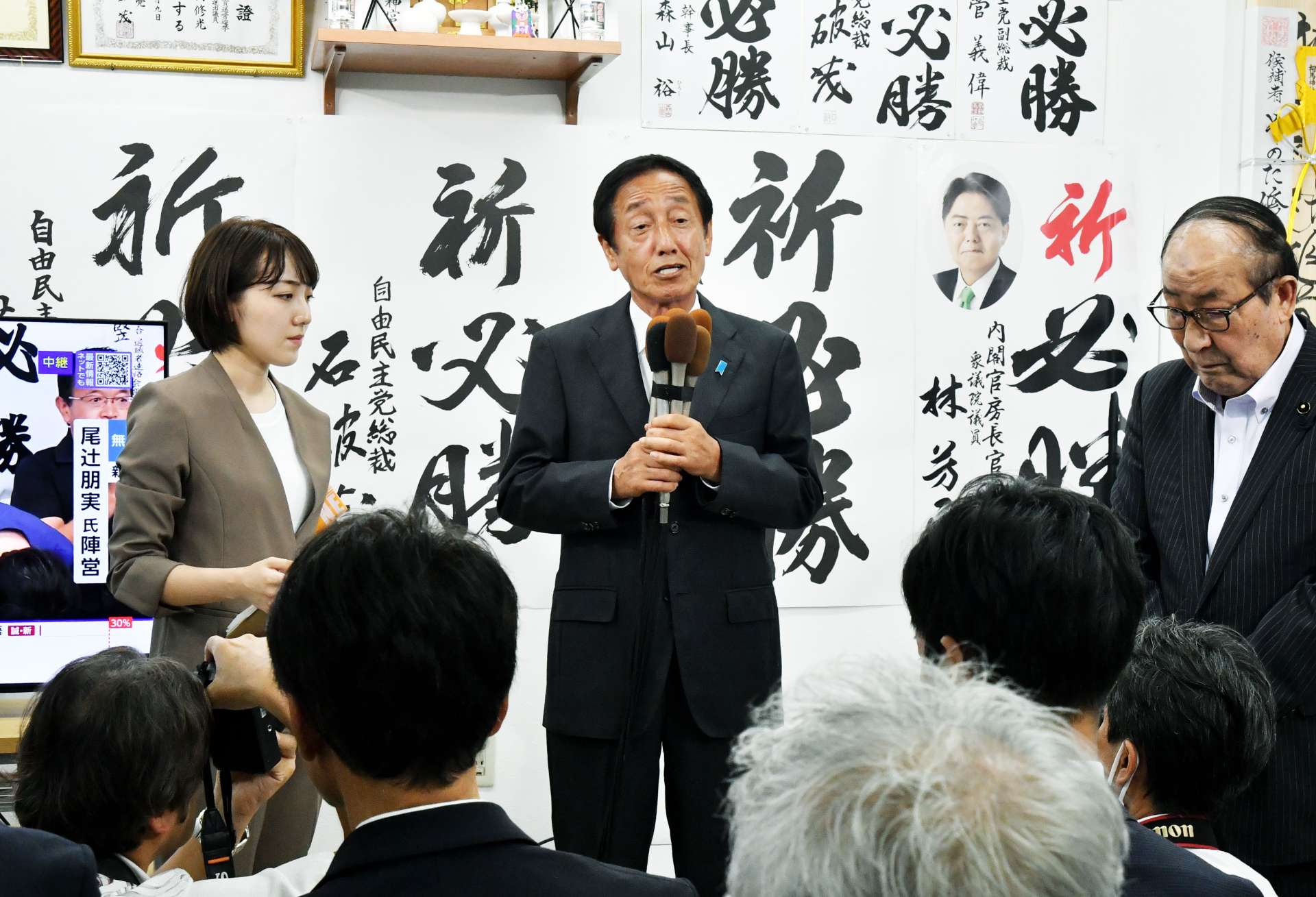 報道陣の質問に答える園田修光さん＝２０日午後８時２３分、鹿児島市郡元２丁目