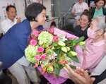 おばで元鹿児島県議会議員尾辻義さん（右）の祝福を受ける尾辻朋実さん＝２０日午後８時３０分、鹿児島市加治屋町