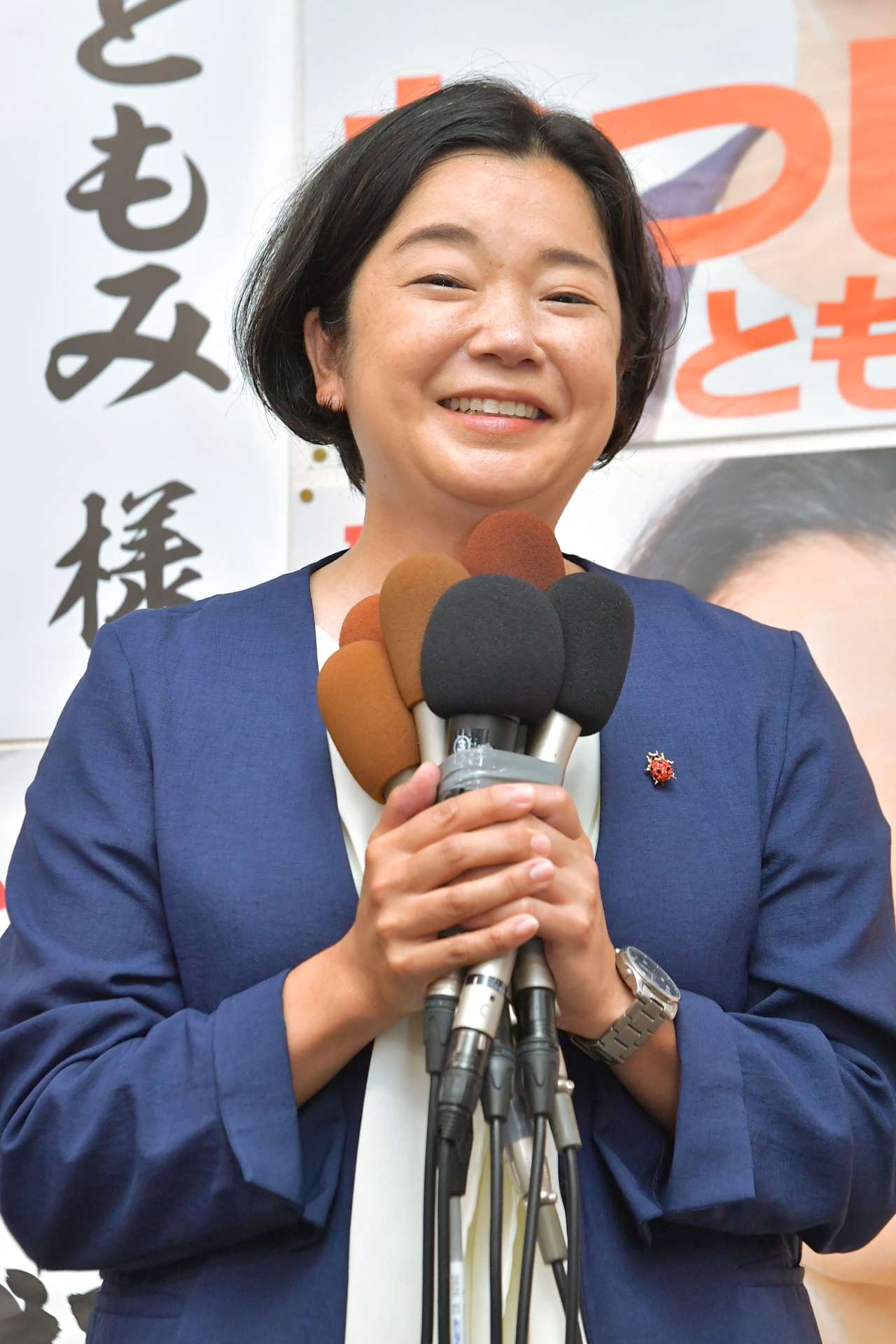 初当選を確実にしあいさつする尾辻朋実さん＝２０日午後８時３３分、鹿児島市加治屋町