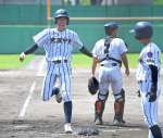 ６回裏鹿屋中央２死一塁、君島の二塁打で一走田中琉が生還＝鴨池市民