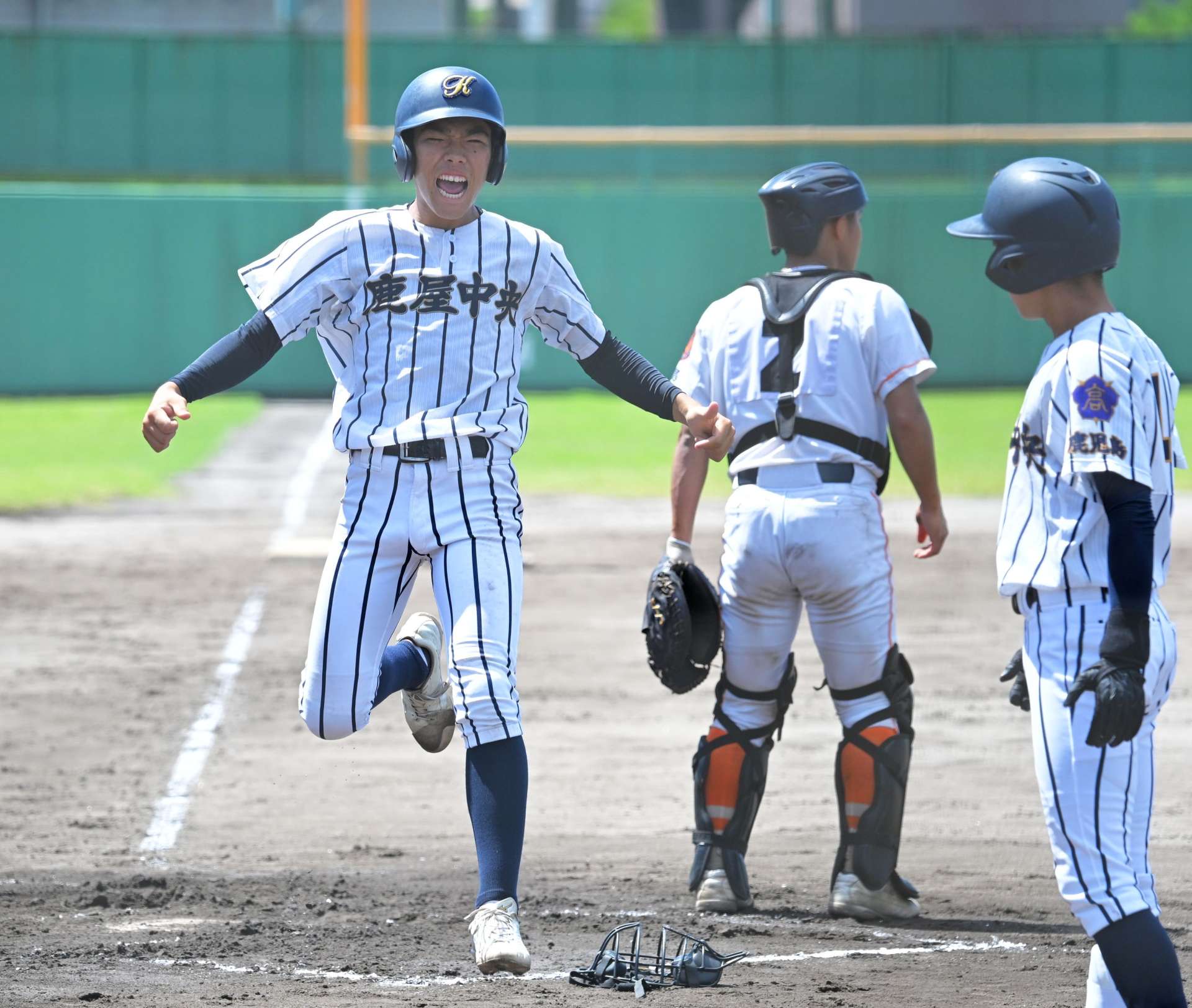 ６回裏鹿屋中央２死一塁、君島の二塁打で一走田中琉が生還＝鴨池市民