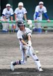 ６回裏樟南２死一、二塁、政野が中前適時打を放つ＝鴨池市民