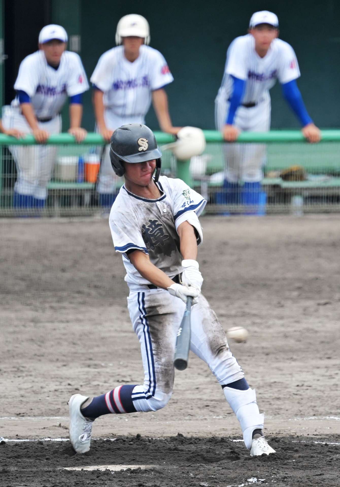 ６回裏樟南２死一、二塁、政野が中前適時打を放つ＝鴨池市民