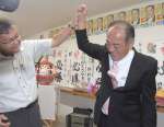 支援者と当選を喜び合う竹田正博さん（右）＝２０日午後１１時５分、曽於市末吉町二之方