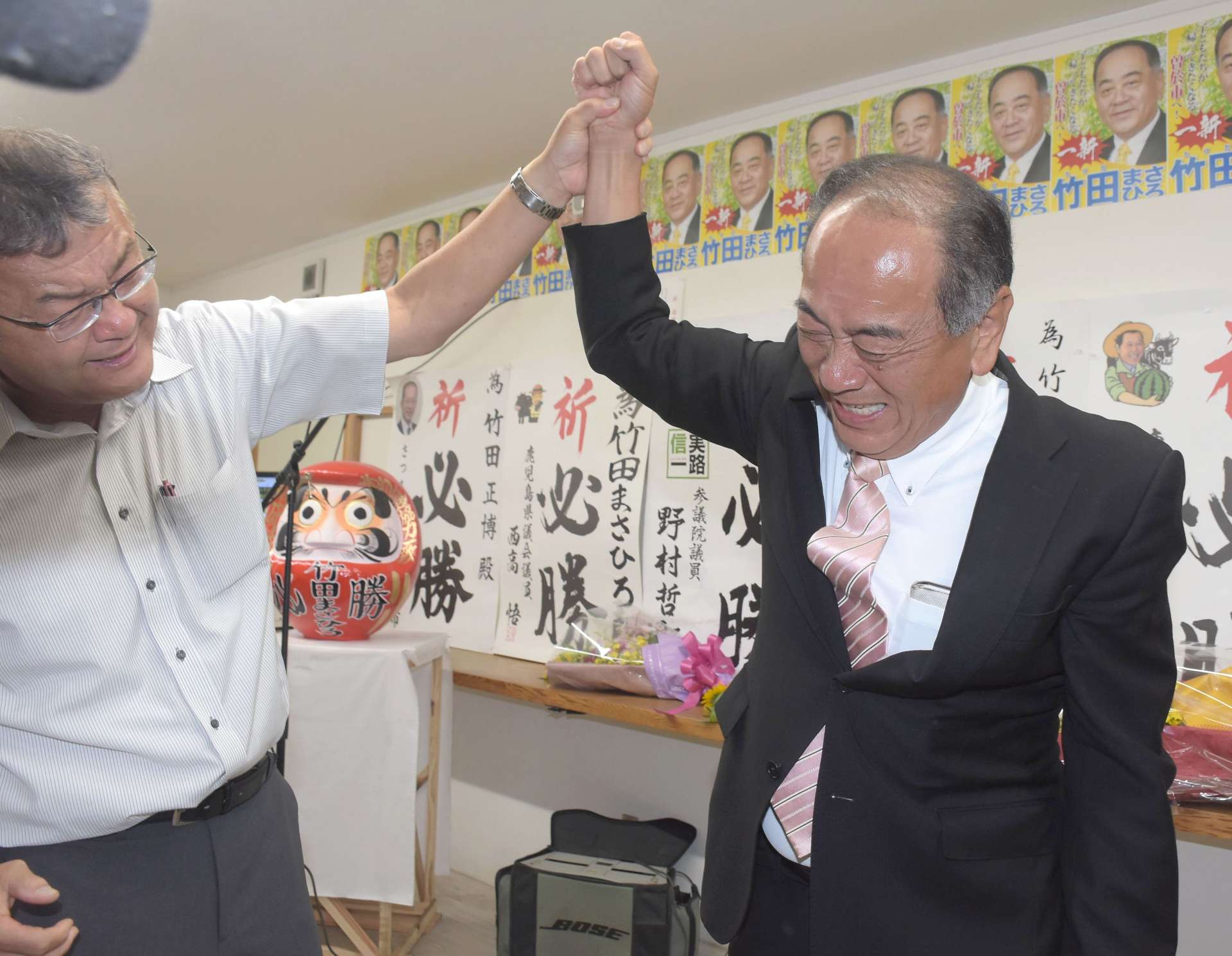 支援者と当選を喜び合う竹田正博さん（右）＝２０日午後１１時５分、曽於市末吉町二之方