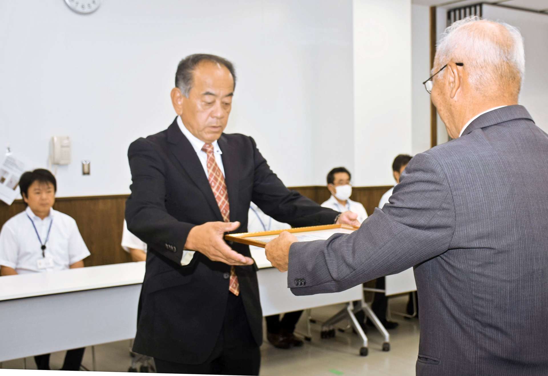 市長選の当選証書を受け取る竹田正博氏（中央）＝２１日、曽於市役所