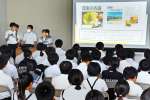 課題研究を発表する生徒たち＝出水市荘