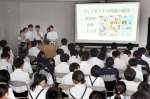 課題研究を発表する生徒たち＝出水市荘