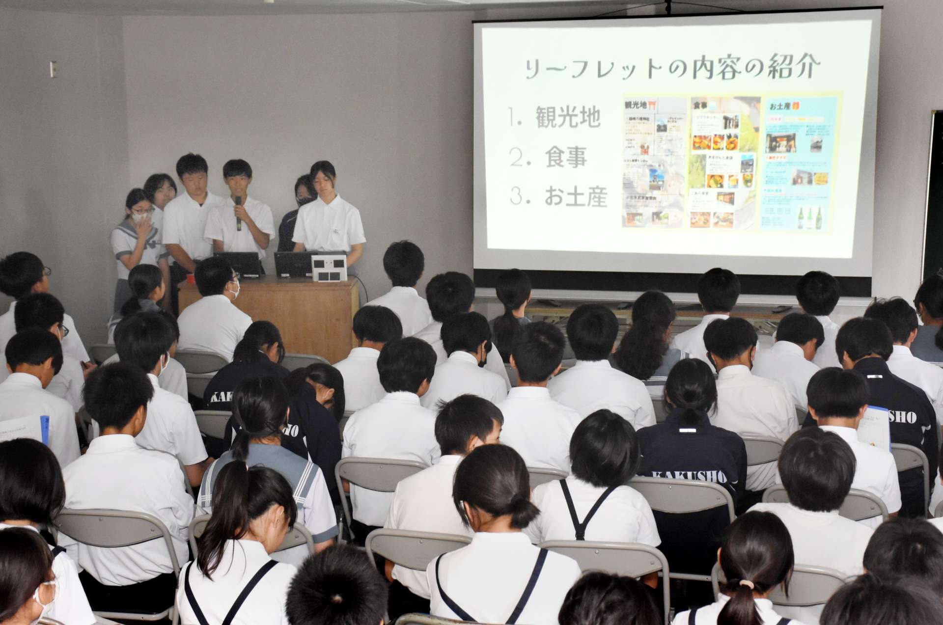課題研究を発表する生徒たち＝出水市荘