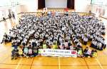 お別れセレモニーで記念撮影する生徒たち＝１６日、出水市の出水中学校