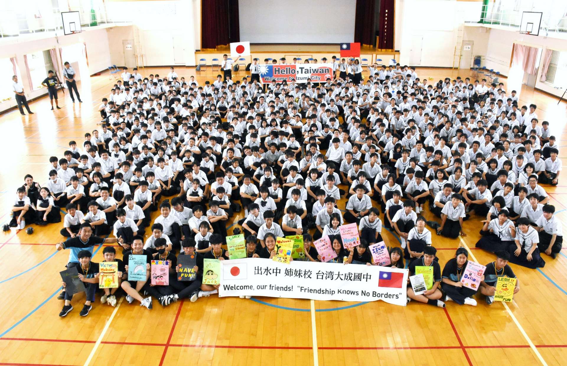 お別れセレモニーで記念撮影する生徒たち＝１６日、出水市の出水中学校