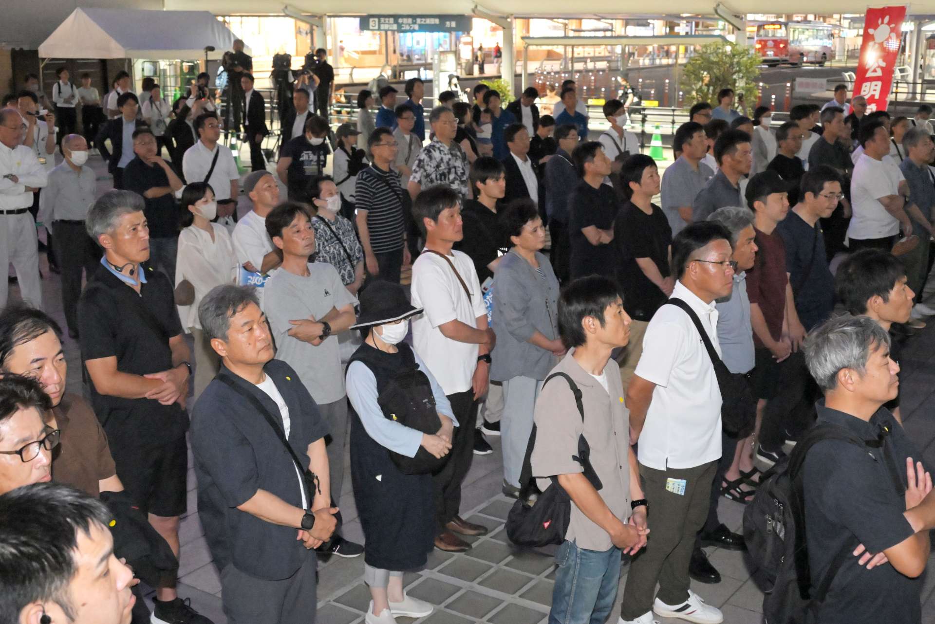 参院選鹿児島選挙区の候補者の訴えに耳を傾ける有権者＝１９日、鹿児島市中央町