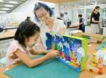 リユースについて学びながら工作を楽しむ参加者＝鹿児島市城西２丁目のかごしま環境未来館