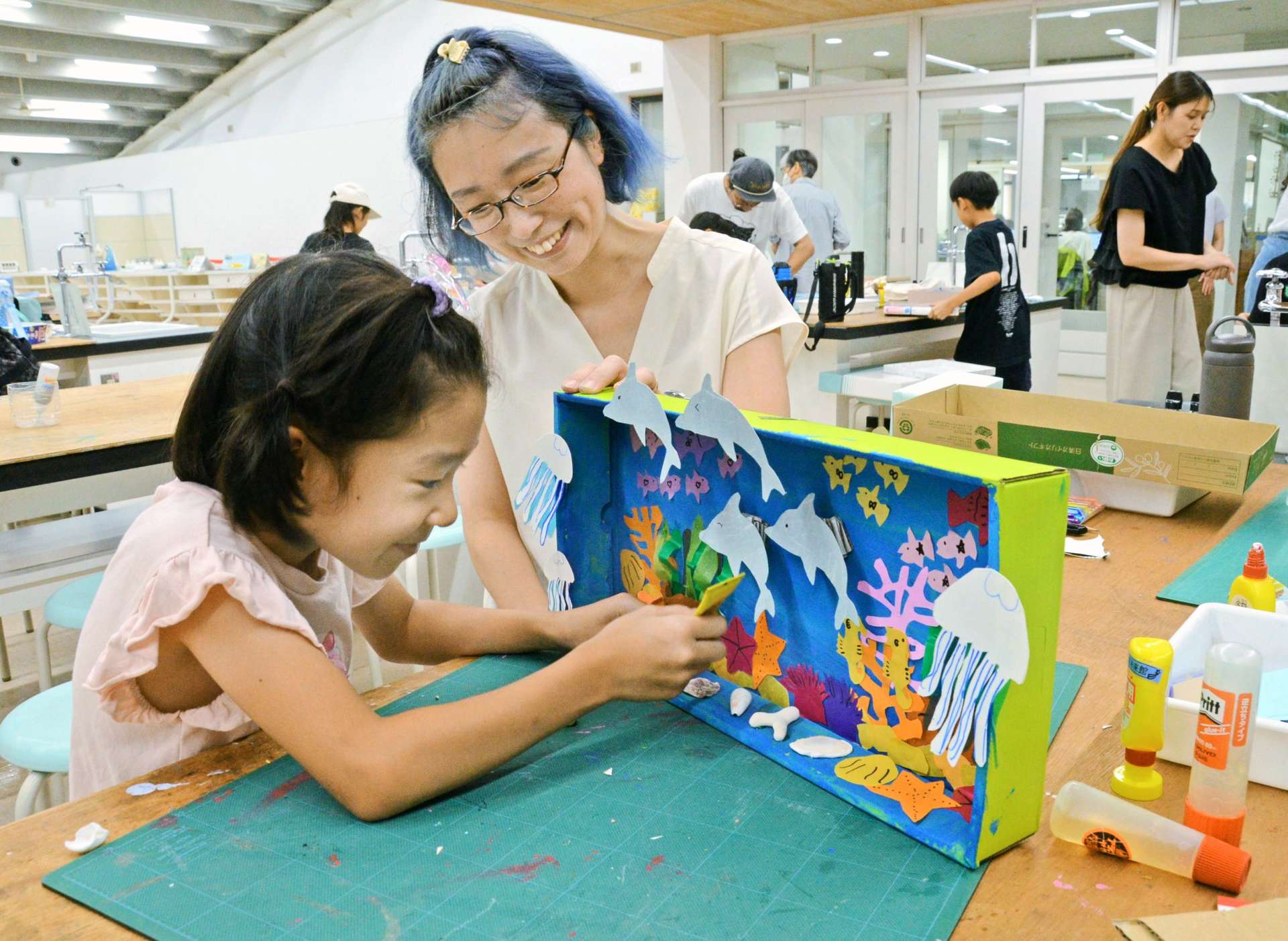 リユースについて学びながら工作を楽しむ参加者＝鹿児島市城西２丁目のかごしま環境未来館