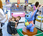 フォトスポットで記念撮影する子ども連れ＝１８日、鹿児島市の山形屋（ⓒＤｉｓｎｅｙ）