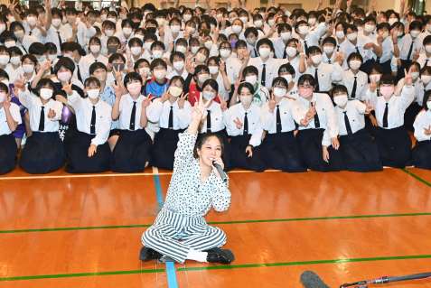 〈関連〉２０２２年５月、生徒と記念撮影するＡＩさん＝鹿児島市玉里町の鹿児島女子高校