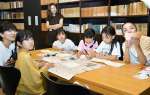 折り紙などで遊ぶ日米の子どもたち＝いちき串木野市の薩摩藩英国留学生記念館