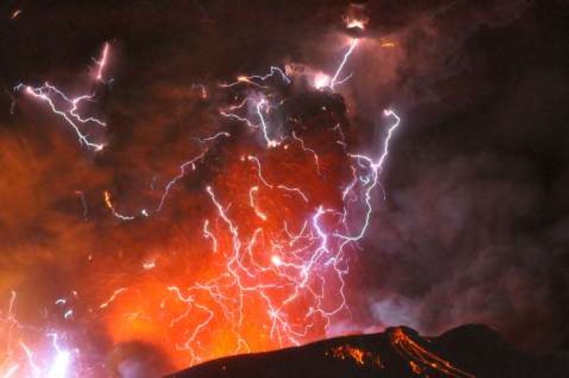 〈火山雷がはっきりと〉本格的なマグマ噴火をした際の新燃岳（２０１１年１月２８日）