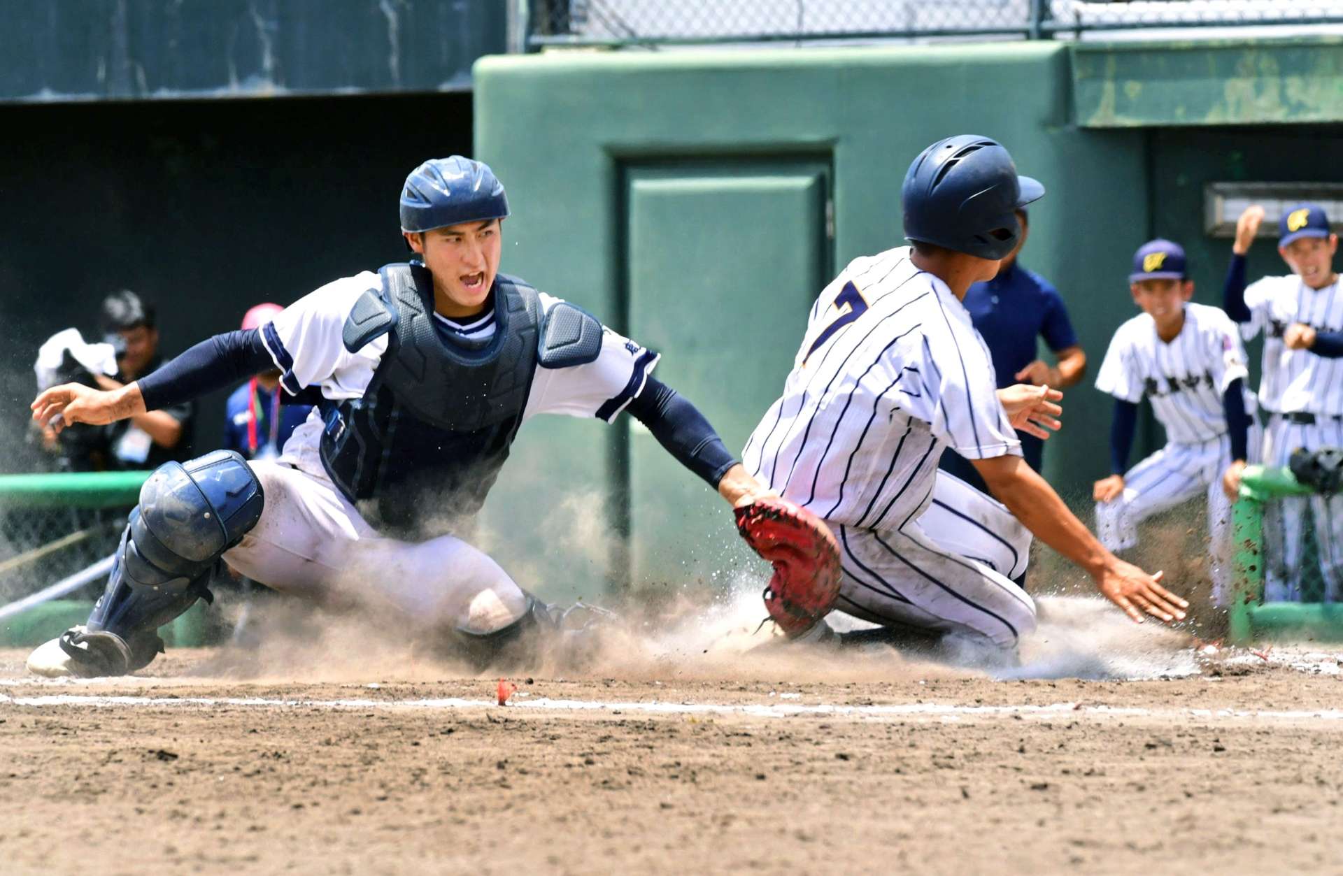【準々決勝・樟南－鹿屋中央より】６回表鹿屋中央２死一、三塁、重盗で本塁を狙った三走秋田を樟南が阻止。捕手篠原＝平和リース