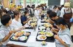 盛りだくさんの昼食を味わう中学生ら＝出水市上大川内