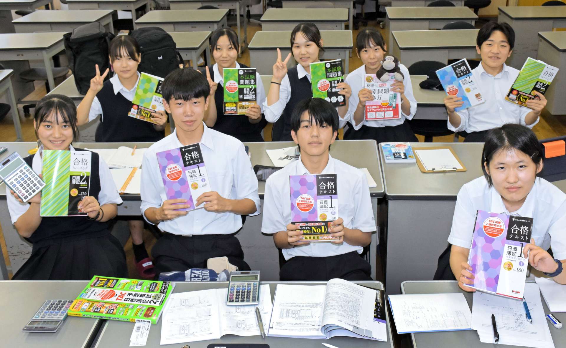 全国大会や資格取得に向けて学習に励む指宿商業高校の簿記部員＝指宿市の同校