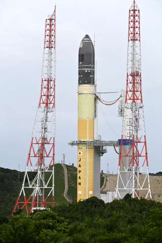 〈別カット・ズームで見る〉射点へ移動するＨ３ロケット６号機＝２３日、南種子町の種子島宇宙センター