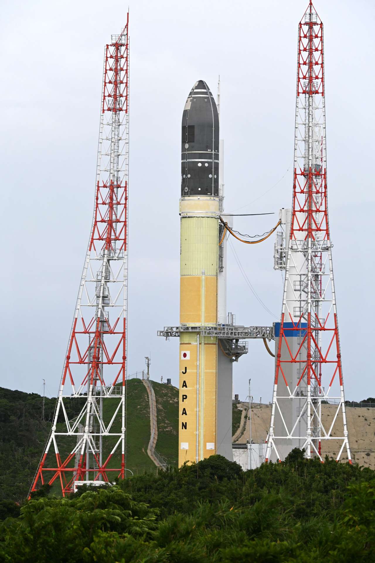 〈別カット・ズームで見る〉射点へ移動するＨ３ロケット６号機＝２３日、南種子町の種子島宇宙センター